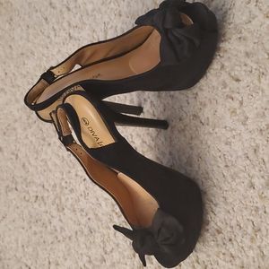 Size 6 Black Bow Stilettos